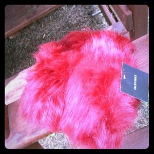 Ellen Tracy reddish maroon hairstyle slippers